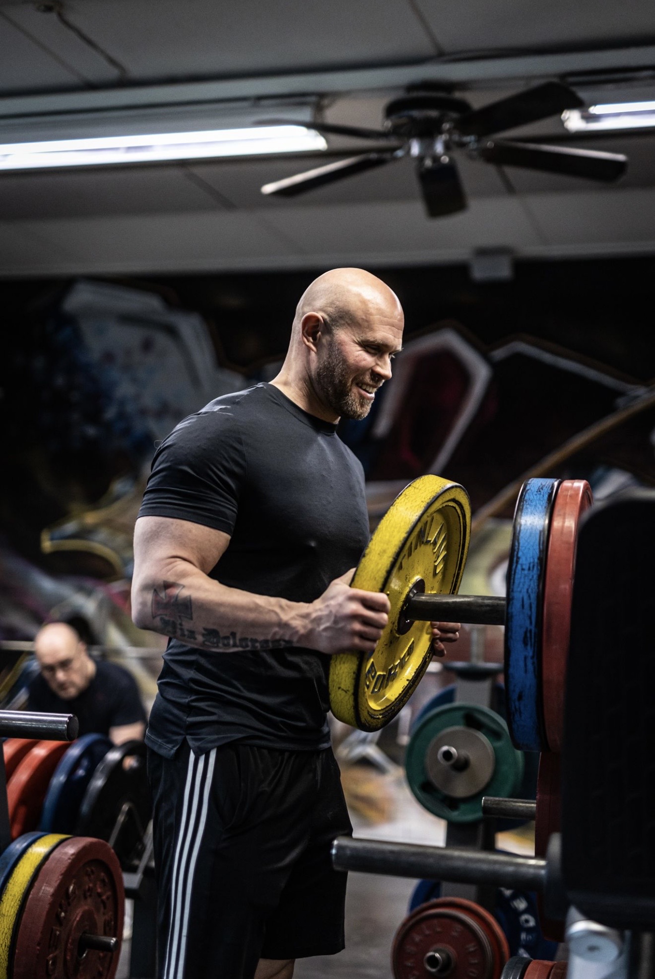 Juha Mentula lisäämässä painoa tankoon